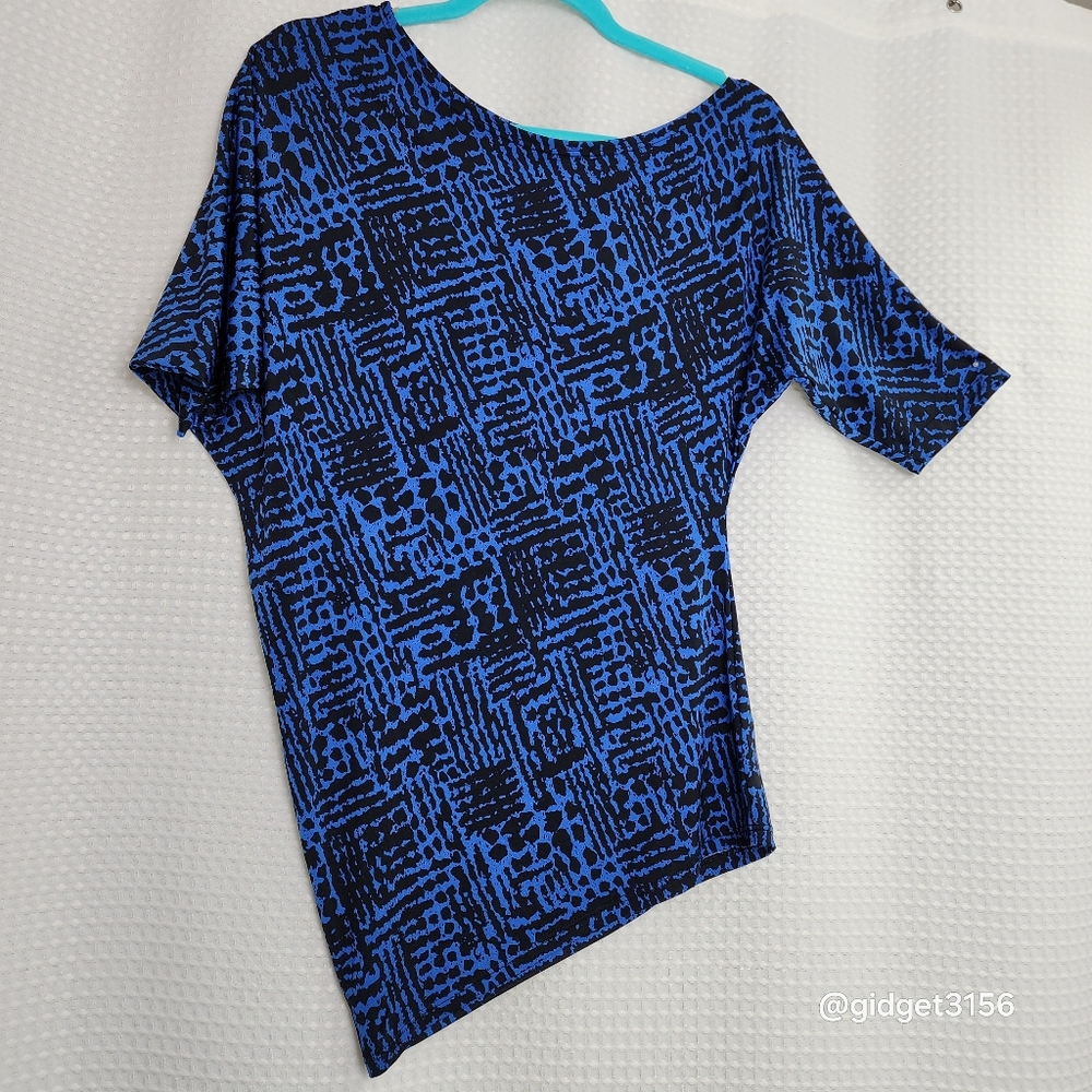 🪼EUC BLACK & BLUE ASYMMETRICAL   ABSTRACT PRINT SHORT SLEEVED TOP - SIZE XS